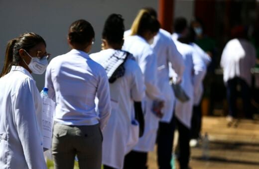 Valor previsto no edital do Mais Médicos é de R$ 12,3 mil ao mês - Foto: Marcelo Camargo/Agência Brasil