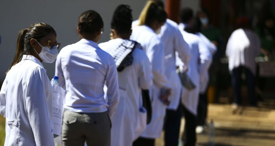 Valor previsto no edital do Mais Médicos é de R$ 12,3 mil ao mês - Foto: Marcelo Camargo/Agência Brasil