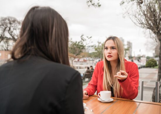 Mercúrio retrógrado acaba e fica três dias em movimento estacionário, e conversas podem não fluir - Foto: Reprodução/Freepik