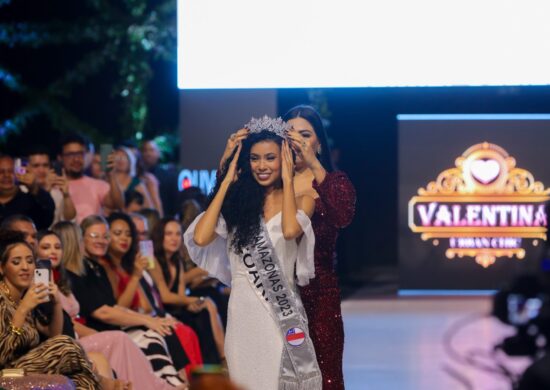 Ex-miss Brasil Mayra Dias coroando a nova Miss Universo Amazonas 2023 Alice Casanova - Foto: Divulgação/Tadeu Rocha