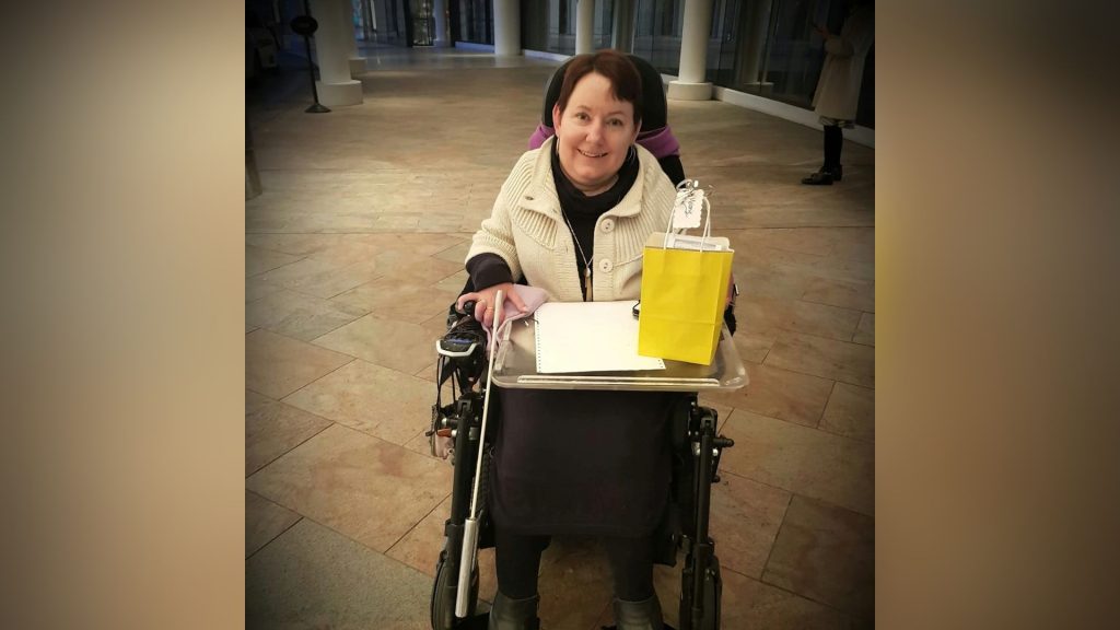 Mulher com deficiência contrata GP para fazer sexo pela primeira vez - Foto: Reprodução/Facebook @meljhawkes
