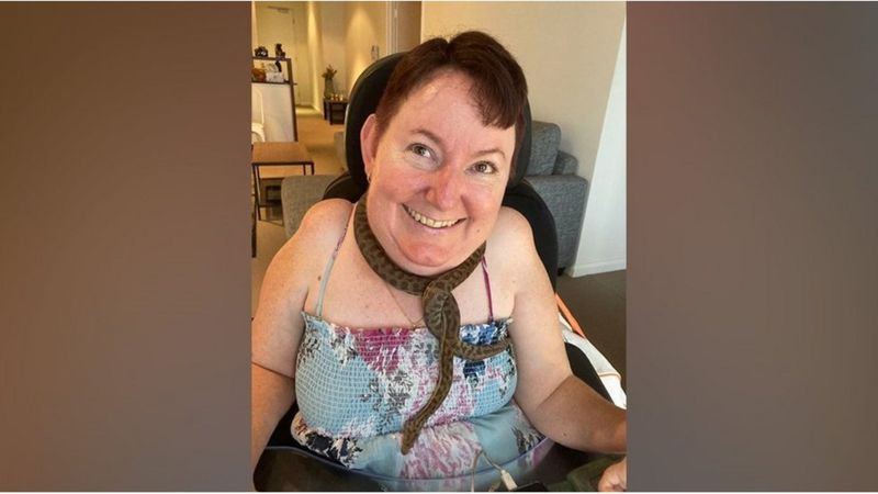 Mulher com deficiência contrata GP para fazer sexo pela primeira vez - Foto: Reprodução/Facebook @meljhawkes