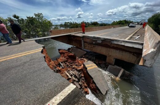 Parte de ponte cai em igarapé e deixa BR-174 interditada em Amajari-RR