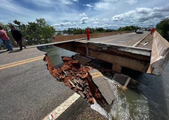 Parte de ponte cai em igarapé e deixa BR-174 interditada em Amajari-RR