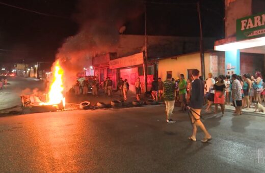 População fecha avenida em protesto por conta de alagamentos em Manaus. Foto: Reprodução/ TV Norte Amazonas.