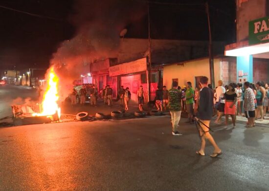 População fecha avenida em protesto por conta de alagamentos em Manaus. Foto: Reprodução/ TV Norte Amazonas.