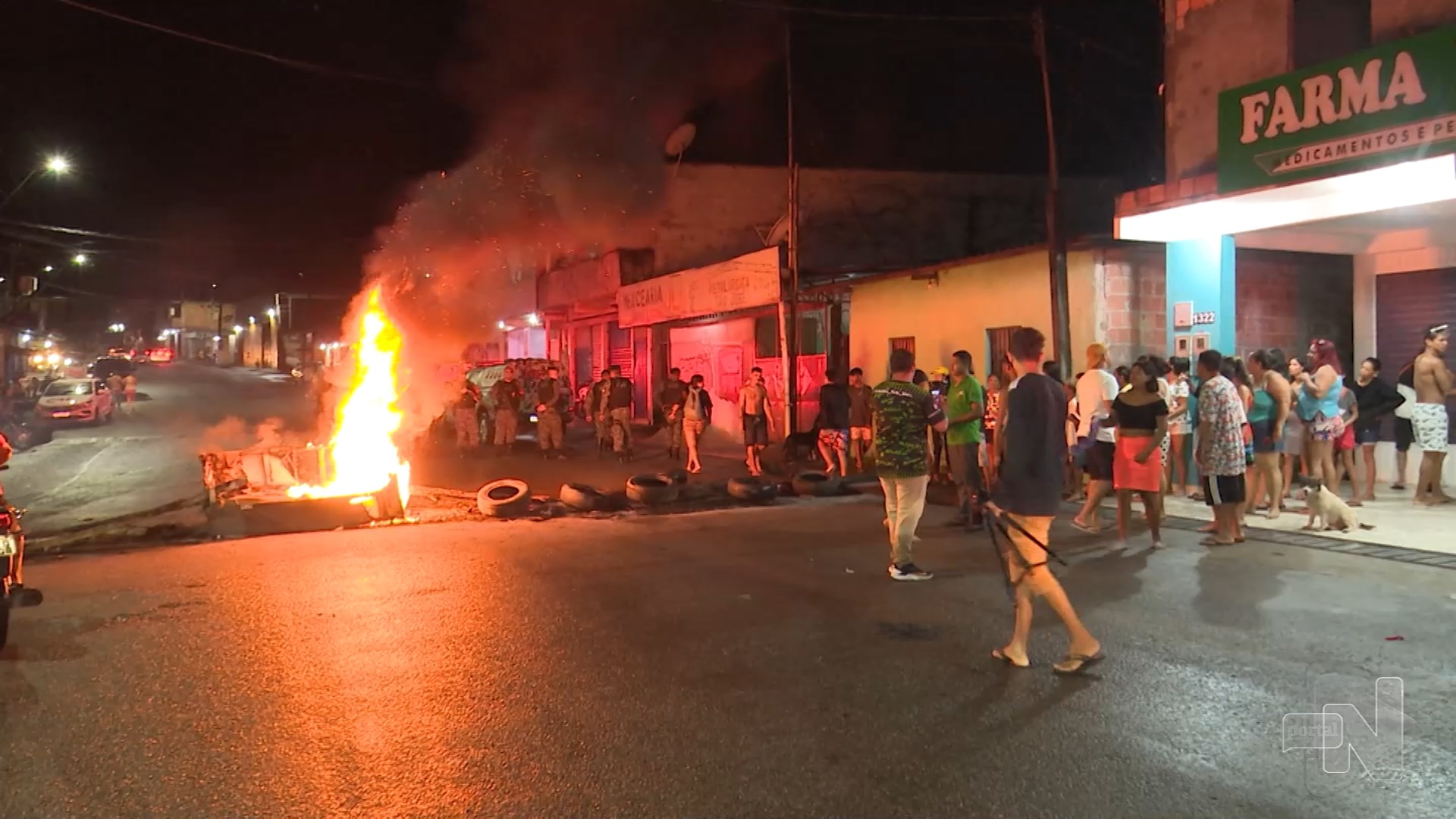 População fecha avenida em protesto por conta de alagamentos em Manaus. Foto: Reprodução/ TV Norte Amazonas.