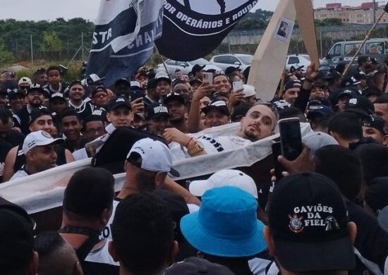 Torcedores do Corinthians prometeram e fizeram protesto no CT do time - Foto: Reprodução/Twitter @CorinthiansN23