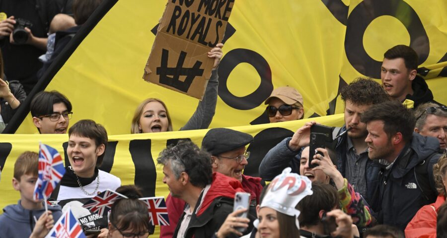 protesto-durante-coroacao-do-rei-charles-III-foto-sebastien-bozon-associated-press-estadao-conteudo-1