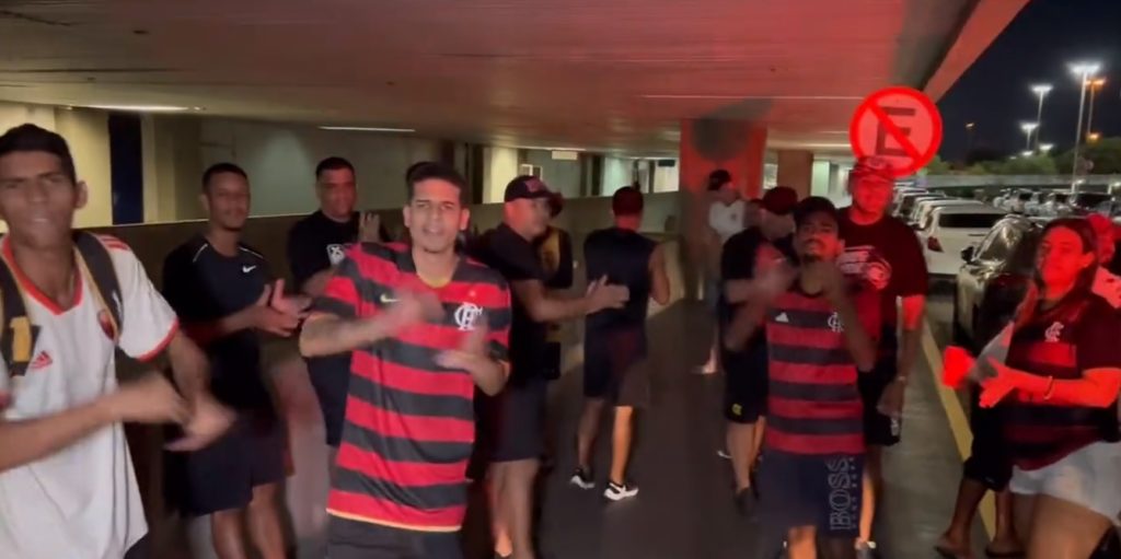 Camisa 10 foi bastante criticado pelos torcedores que foram ao aeroporto no desembarque do Flamengo - Foto: Reprodução/Twitter @_ramonwesley