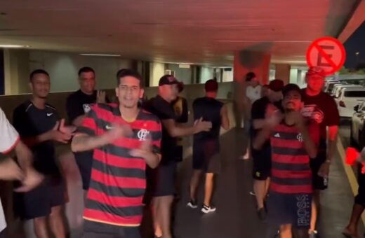 Camisa 10 foi bastante criticado pelos torcedores que foram ao aeroporto no desembarque do Flamengo - Foto: Reprodução/Twitter @_ramonwesley