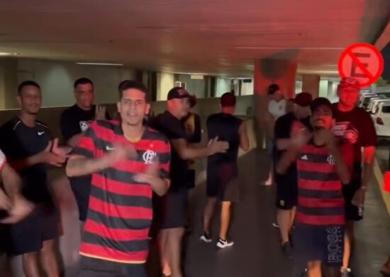 Camisa 10 foi bastante criticado pelos torcedores que foram ao aeroporto no desembarque do Flamengo - Foto: Reprodução/Twitter @_ramonwesley