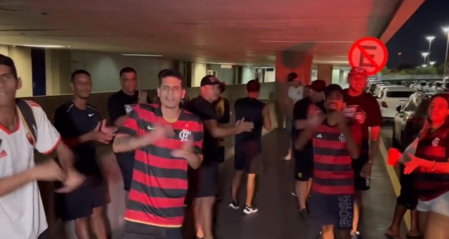 Camisa 10 foi bastante criticado pelos torcedores que foram ao aeroporto no desembarque do Flamengo - Foto: Reprodução/Twitter @_ramonwesley