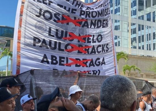 Torcida pediu a saída da SAF, da diretoria e técnico - Foto: Reprodução/Twitter @paponacolina