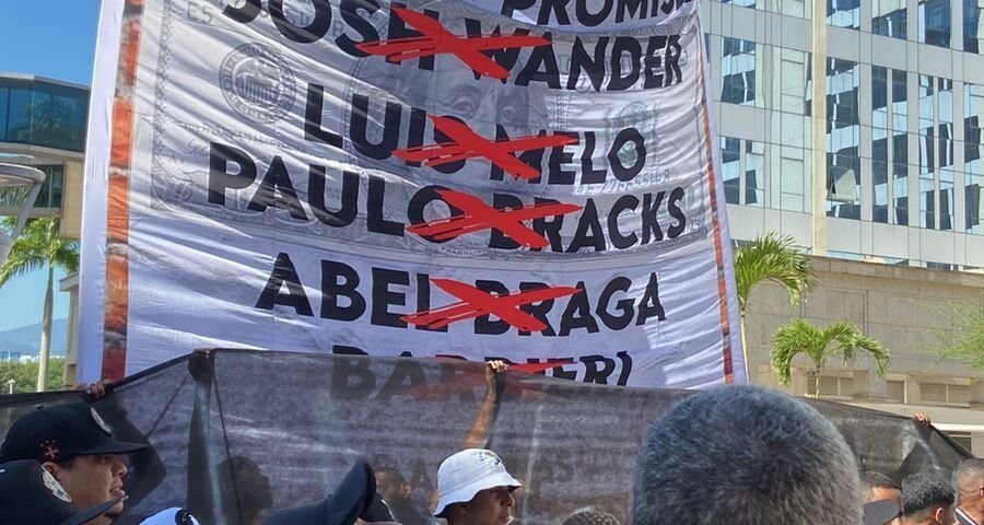 Torcida pediu a saída da SAF, da diretoria e técnico - Foto: Reprodução/Twitter @paponacolina