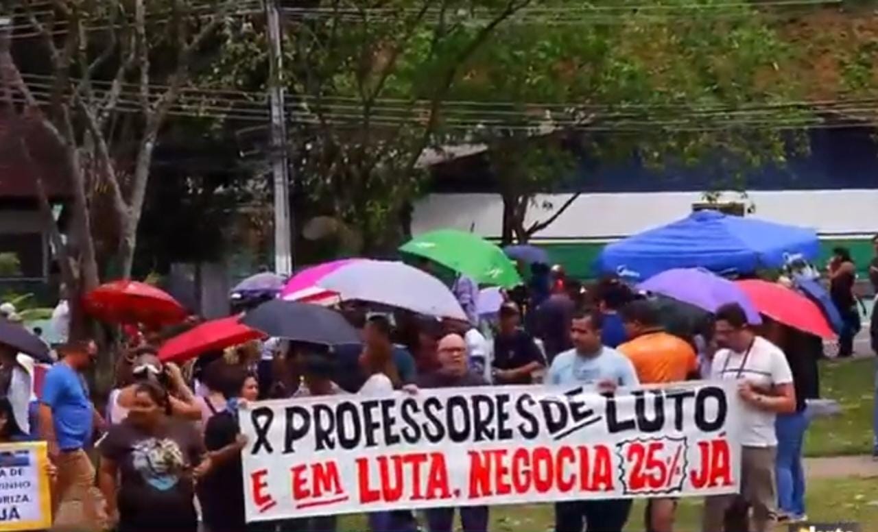 Greve: Professores do AM protestam em frente a sede governo - Foto: Reprodução/Youtube @tvnorteamazonas