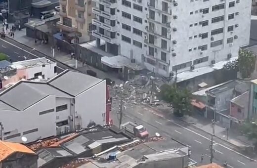 Pelo menos, doze sacadas do prédio caíram - Foto: Reprodução/Twitter @rodrigomsneto