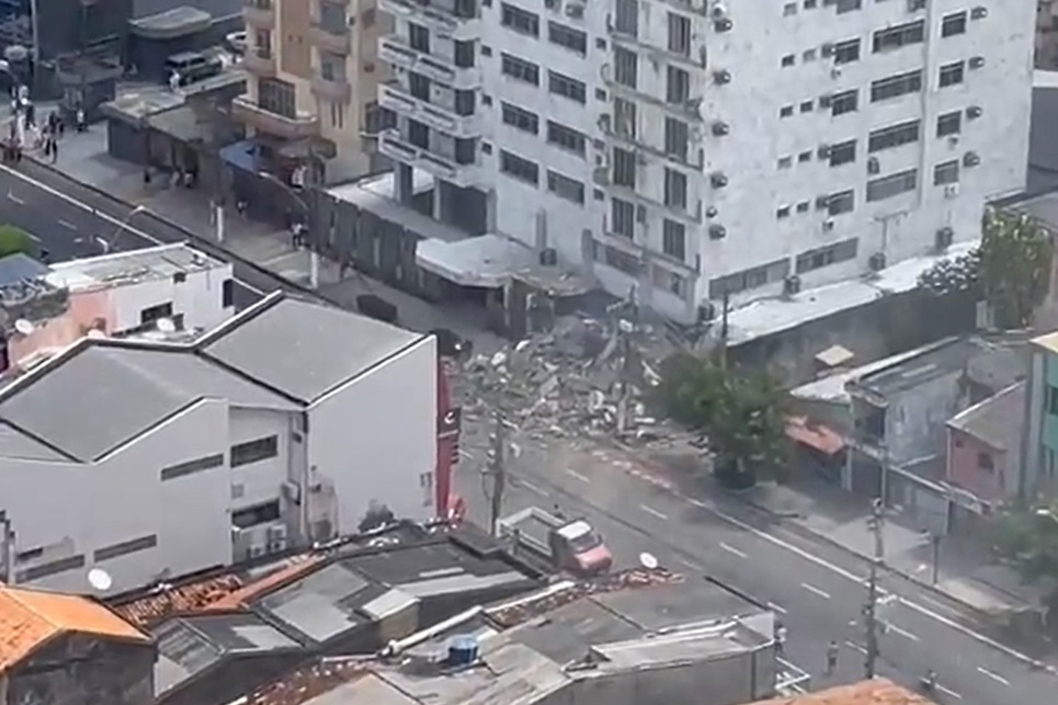Pelo menos, doze sacadas do prédio caíram - Foto: Reprodução/Twitter @rodrigomsneto