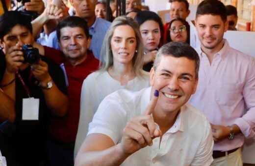 Santiago Peña em registro após votação - Foto: Reprodução/Instagram @santipenapy