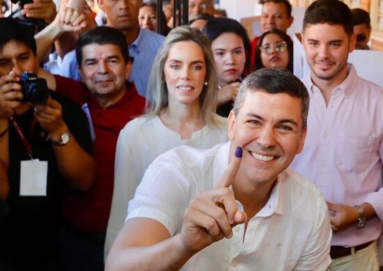 Santiago Peña em registro após votação - Foto: Reprodução/Instagram @santipenapy