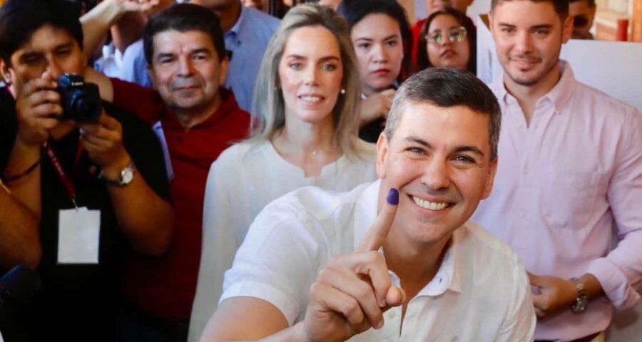 Santiago Peña em registro após votação - Foto: Reprodução/Instagram @santipenapy