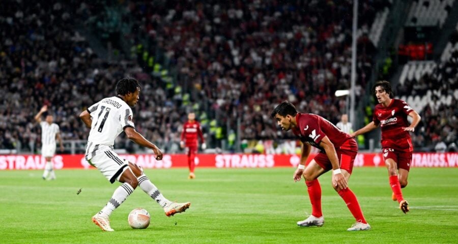 Juventus e Sevilla se enfrentam mais uma vez pelo jogo da semifinal da Europa League - Foto: Reprodução/Twitter @vzctorcrf