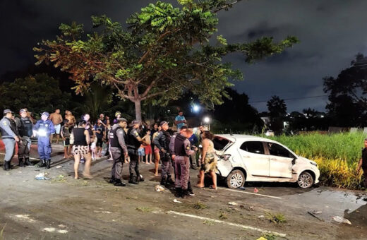 Suspeitos capotam carro durante perseguição na Zona Leste de Manaus