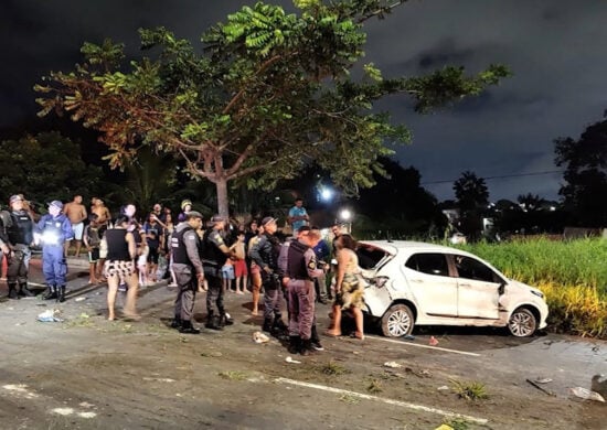 Suspeitos capotam carro durante perseguição na Zona Leste de Manaus