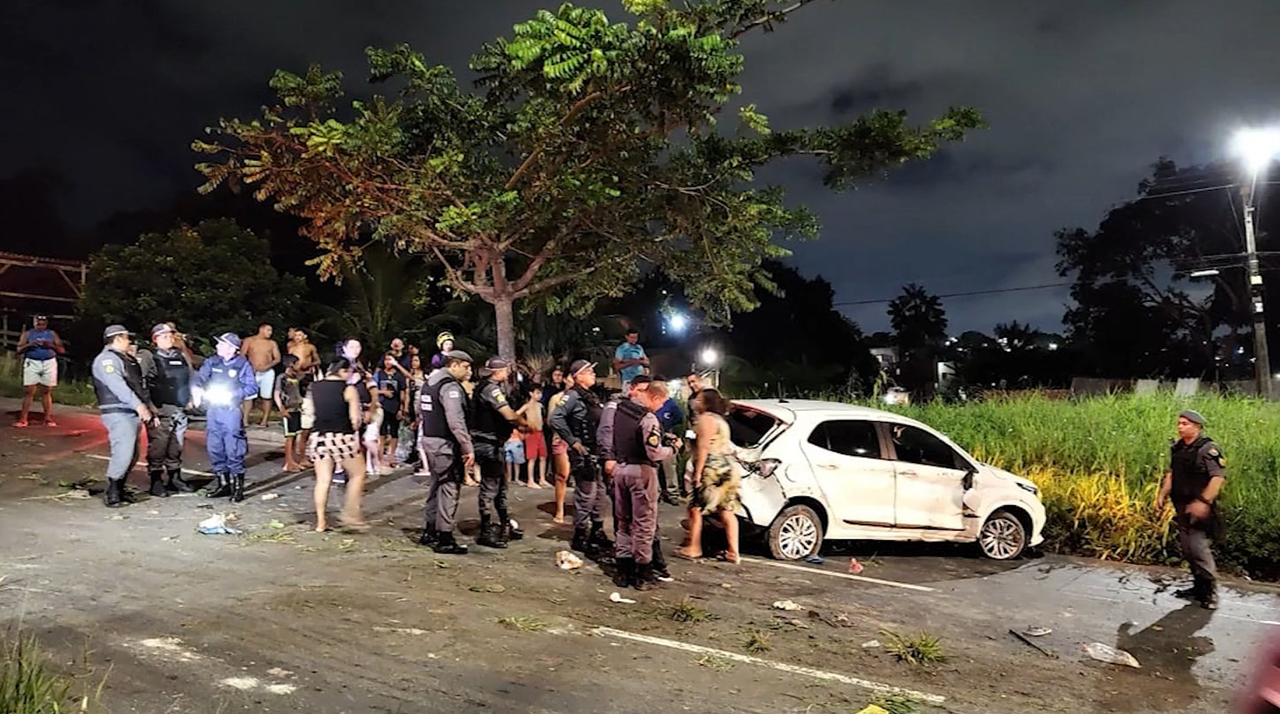 Suspeitos capotam carro durante perseguição na Zona Leste de Manaus