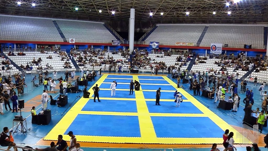 Suspeitos invadem arena poliesportiva e atiram em lutador de jiu-jitsu. Foto: Reprodução/ TV Norte Amazonas.