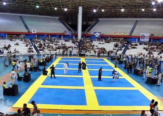 Suspeitos invadem arena poliesportiva e atiram em lutador de jiu-jitsu. Foto: Reprodução/ TV Norte Amazonas.