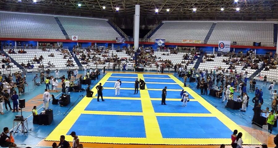 Suspeitos invadem arena poliesportiva e atiram em lutador de jiu-jitsu. Foto: Reprodução/ TV Norte Amazonas.