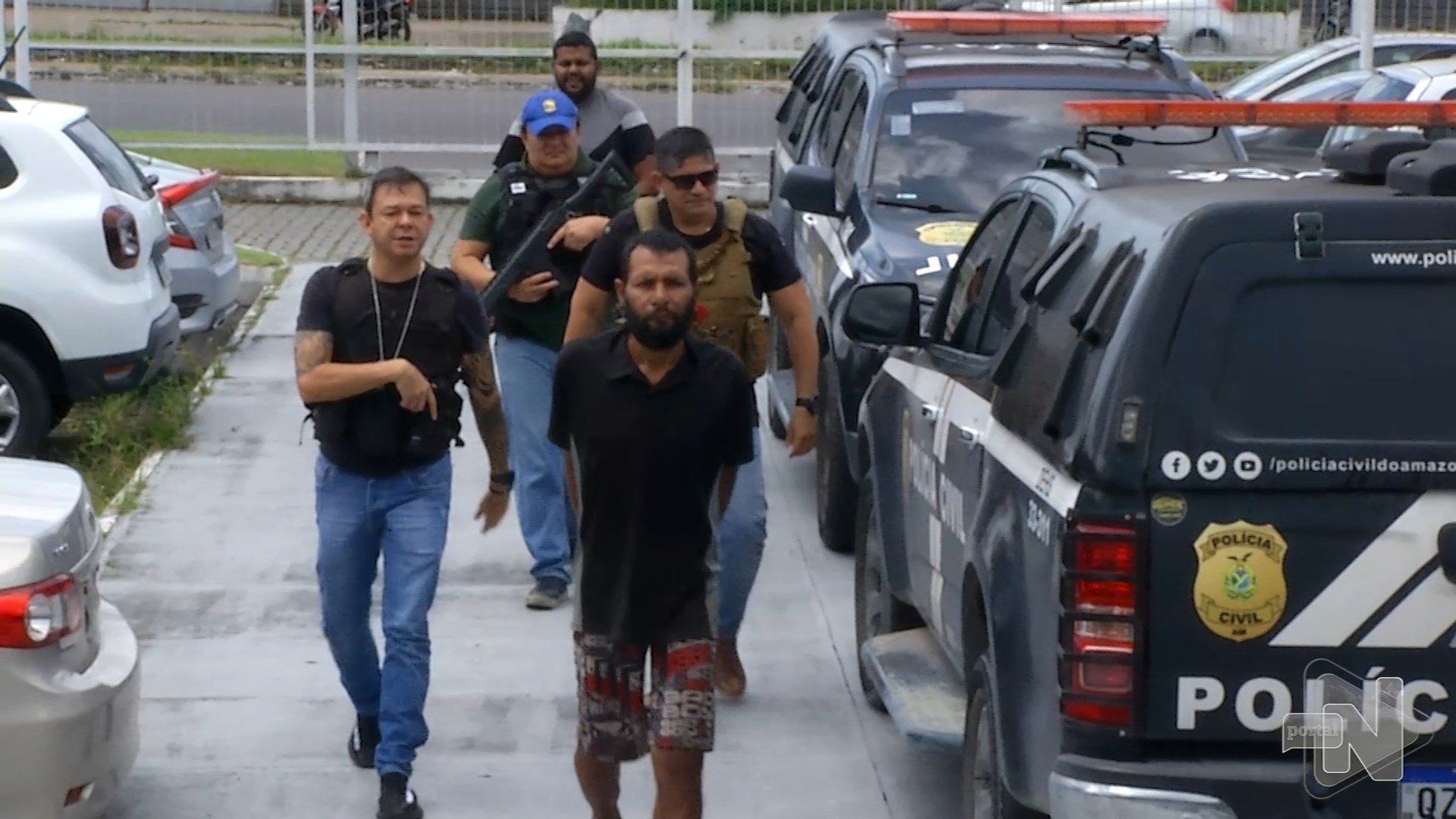 Trio suspeito de espalhar restos mortais em bairro é preso em Manaus. Foto: Reprodução/ TV Norte Amazonas.