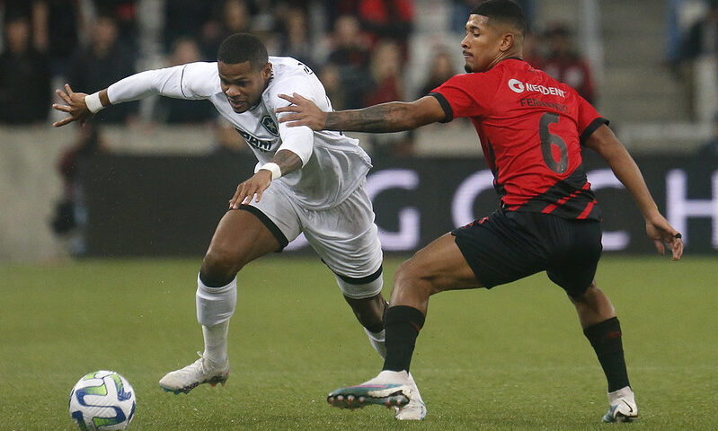 Botafogo foi surpreendido pelas bolas aéreas do Athletico-PR, na Arena da Baixada - Foto: Vítor Silva/BFR/divulgação