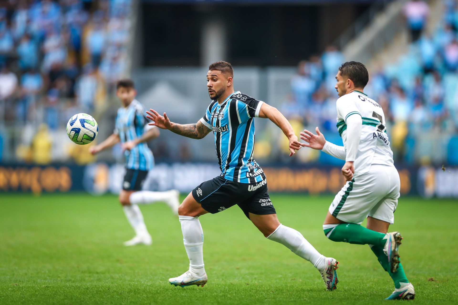 Grêmio vence o Coritiba e toma o lugar do Palmeiras na vice-liderança do Brasileirão - Foto: Reprodução/ Lucas UEBEL/ Grêmio FBPA