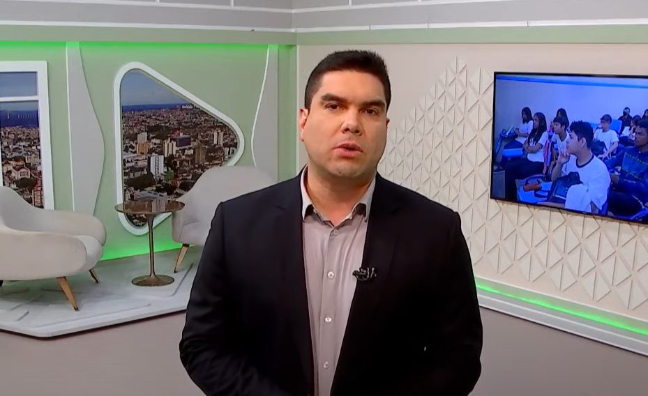 O Programa Agora é apresentado por Clayton Pascarelli -Foto: Reprodução/TV Norte Amazonas.