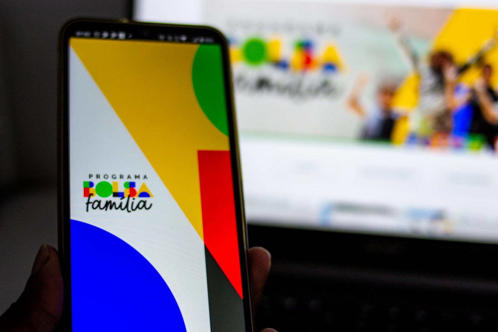 Celular conectado ao aplicativo do programa Bolsa Família - Foto: Davi Corrêa/ Futura Press/ Estadão Conteúdo