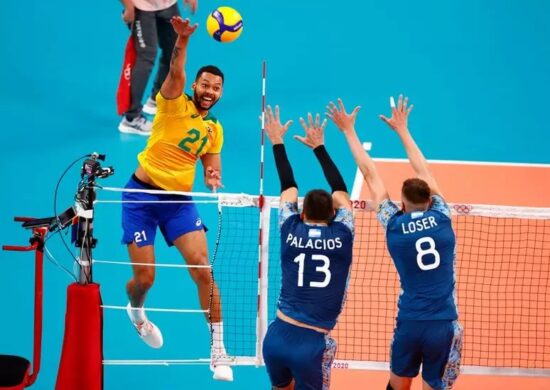 Times disputam partida de vôlei masculino