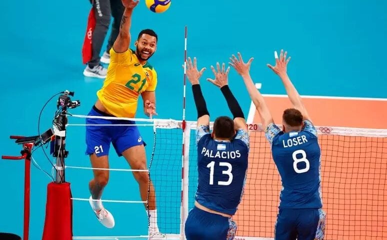 Times disputam partida de vôlei masculino