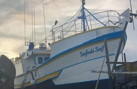 Cinco tripulantes de barco que naufragou em Santa Catarina são resgatados