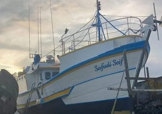 Cinco tripulantes de barco que naufragou em Santa Catarina são resgatados