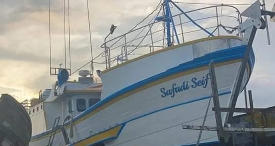 Cinco tripulantes de barco que naufragou em Santa Catarina são resgatados