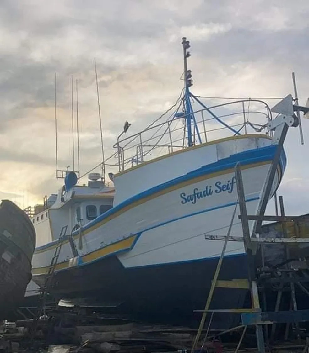 Cinco tripulantes de barco que naufragou em Santa Catarina são resgatados