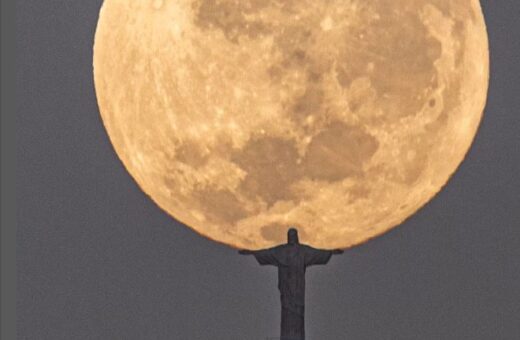 Cristo Redentor 'segurando' a Lua viralizou na internet — Foto: Reprodução/Instagram@leosens