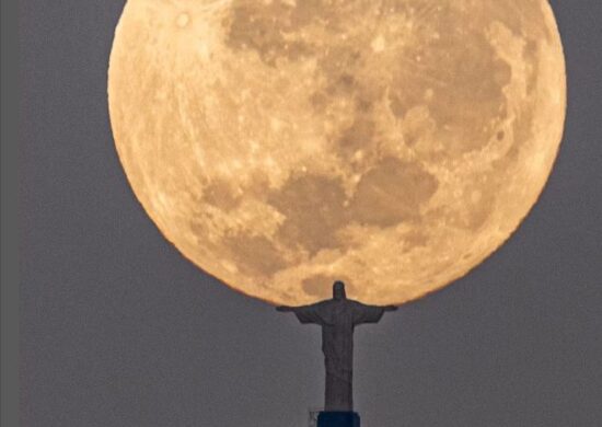 Cristo Redentor 'segurando' a Lua viralizou na internet — Foto: Reprodução/Instagram@leosens