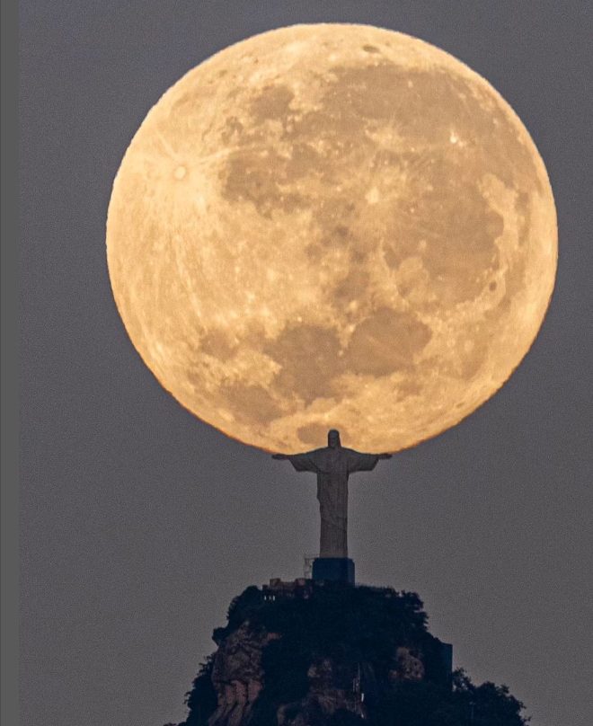 Cristo Redentor 'segurando' a Lua viralizou na internet — Foto: Reprodução/Instagram@leosens