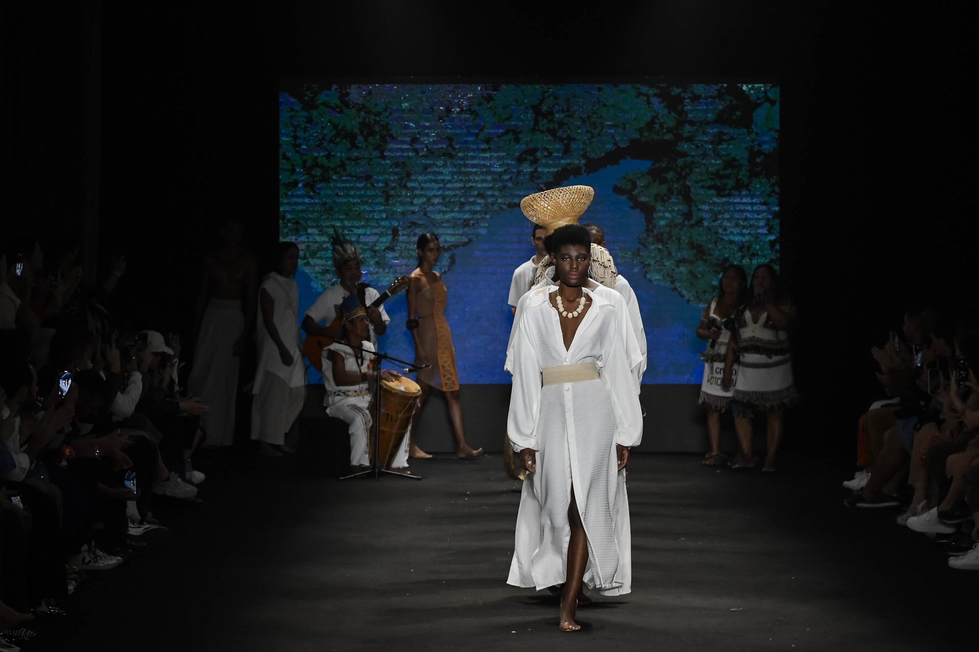 Desfile de moda amazônica realça artistas locais no Amazon Poranga Fashion