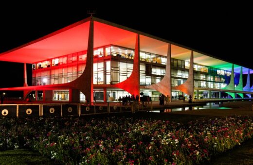 Palácio do Planalto é iluminado com cores da bandeira LGBTQIA+ - Foto: Gobah Marques e Clarice Castro/Ascom MDHC