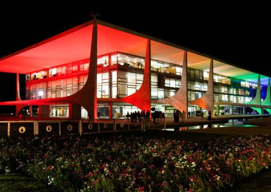 Palácio do Planalto é iluminado com cores da bandeira LGBTQIA+ - Foto: Gobah Marques e Clarice Castro/Ascom MDHC