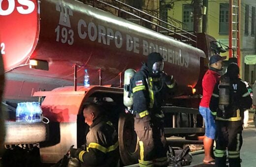 Corpo de Bombeiros combate incêndio em depósito na zona Sul de Manaus